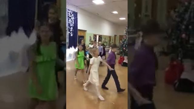 Новогодняя елка Акима.Нам досталась русская девчина!Самая добротная и самая высокая!!! смотреть онлайн