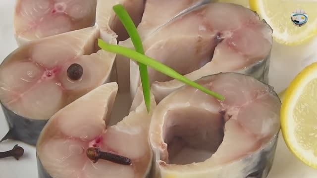 Как засолить скумбрию дома. Простой и быстрый рецепт смотреть онлайн