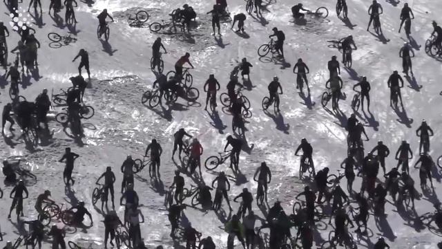 Bikers Slide Down Mountain of Hell! смотреть онлайн