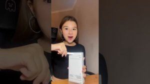 Милана Хаметова распаковает Iphone 15