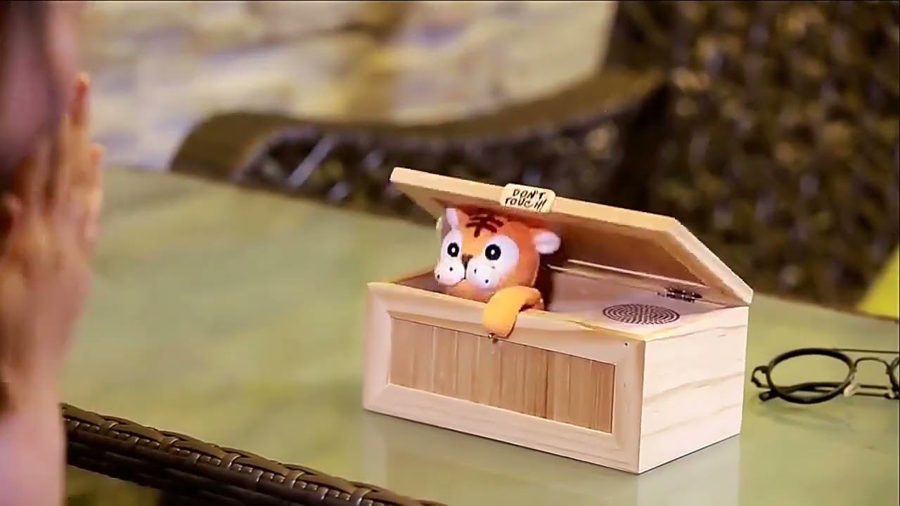 USELESS BOX смотреть онлайн