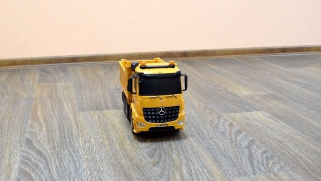Машинка самосвал Mercedes Benz Arocs R / C Bruder E525 смотреть онлайн