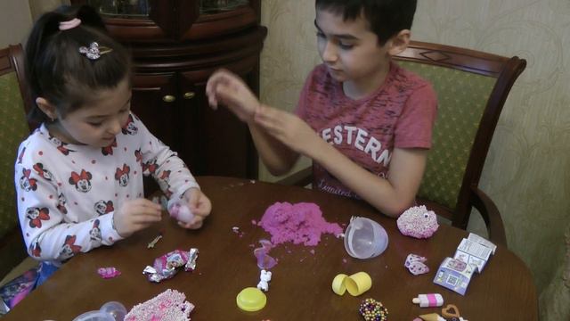 Сафия открывает яйца- сюрпризы