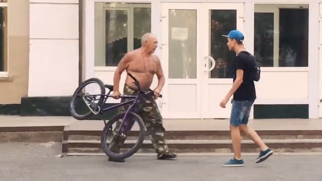Охрана угрожает школьникам.Охрана побила школьника.отобрали BMX. смотреть онлайн