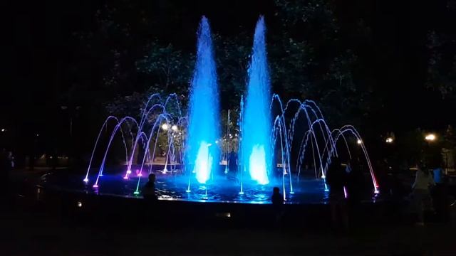 Маленький фонтан с подсветкой и музыкой в парке Победы Севастополь смотреть онлайн