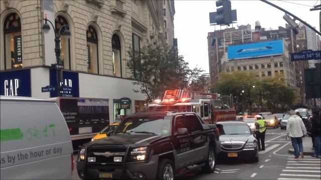 FDNY Ladder 24 Responding With Their Siren and Air Horn Blazing Because of Heavy Midtown Traffic смотреть онлайн