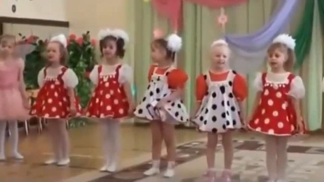 Утренник в детском саду Дети танцуют)) смотреть онлайн