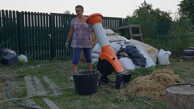 делаю мульчу из соломы и сорняков с помощью помощника - Stihl GHE250. смотреть онлайн