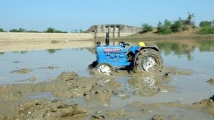 Синий трактор спасает самосвал