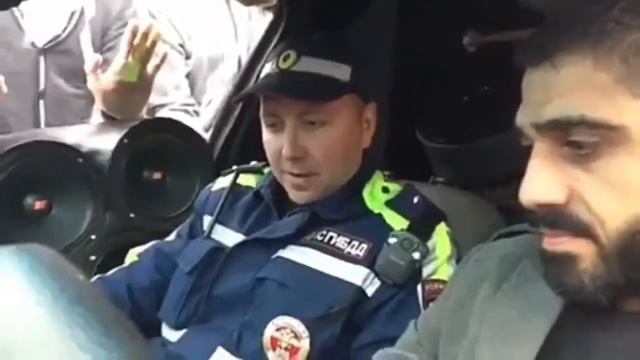 Кавказец сильно удивил полицейского смотреть онлайн