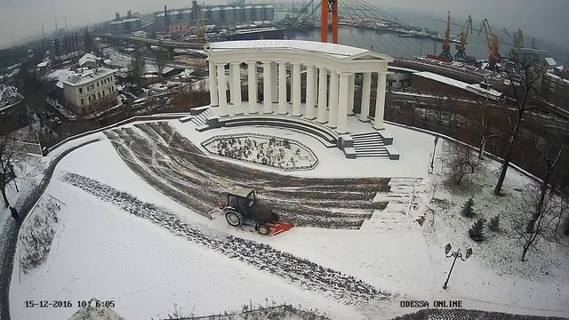 Уборка снега. Odessa ONLINE. Колоннада Воронцовского дворца. смотреть онлайн