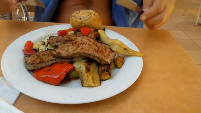 Питание в Черногории ромштекс (Food in Montenegro. Rump steak) смотреть онлайн