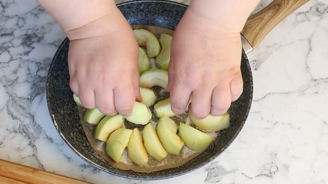 Без духовки и миксера! Пирог с яблоками на сковороде. Pie with caramelized apples смотреть онлайн