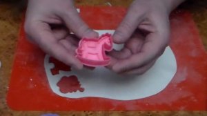 Обзор вырубок (плунжеров) для мастики: бутылочка, комбидрес, лошадка, коляска.