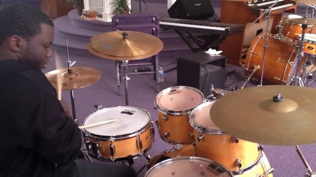 Drum Lessons: Paradiddles & Six Stroke Rolls (and praise break polyrhythms) смотреть онлайн