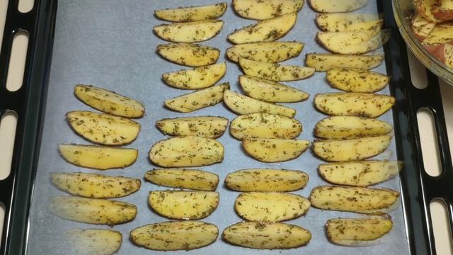 Очень вкусный Картофель По-Деревенски в духовке! И сметанный соус! Простой рецепт! смотреть онлайн