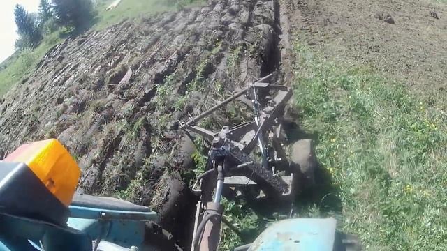 Трактор Т-40 с плугом плн 2-35 . Распашка целинных земель под засев медоносных трав . 15 .
