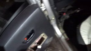 Тойота Витц, разбираем обшивку двери, ставим динамики