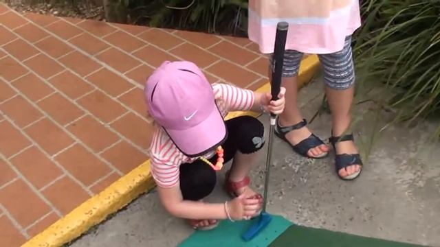Best Vacation Memories - Who will get the first Hole in One? First Time playing Putt Putt.... Summe смотреть онлайн