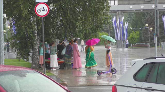 Харинама в Тюмени - "Идут дожди,, . смотреть онлайн