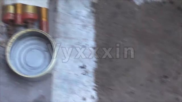 [День 19] - голубиные птенцы клюют пенопласт, скинул им немного хлеба и налил в банку воды!!!