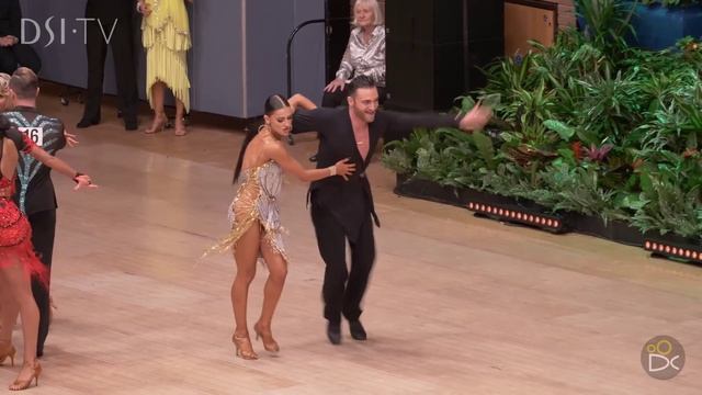 Stefano Di Filippo & Dasha Chesnokova смотреть онлайн