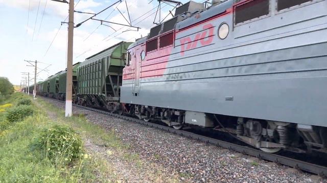 Приветливый 2ТЭ10М-2755 и 2ТЭ10М-2182 с путевыми машинами встречает ВЛ80С-254 с грузовым составом смотреть онлайн