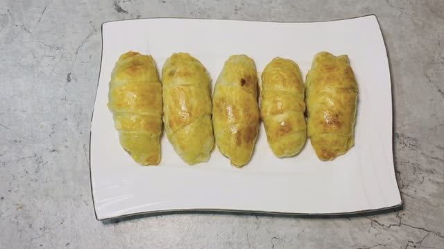 Рогалики из слоеного теста с яблоками: быстро, просто и вкусно