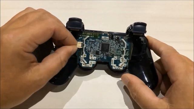 How To Replace A Playstation 3 Sisaxis Controller Battery смотреть онлайн