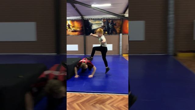 Прыжок с партнёра с подкидыванием смотреть онлайн