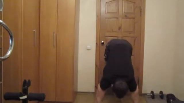 Тренируем плечи дома. Урок 03 Отжимания уголком смотреть онлайн