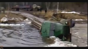 Мастерство и безбашенность водителей тяжелых грузовиков на севере России.