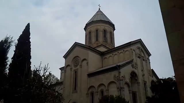 Мтацминда и храм Мамадавити в Тбилиси. Mtatsminda mountain and Temple Mamadaviti in Tbilisi. смотреть онлайн