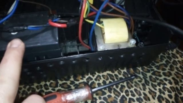 инвертор 12v на 220v из бесперебойника . без вложений. смотреть онлайн