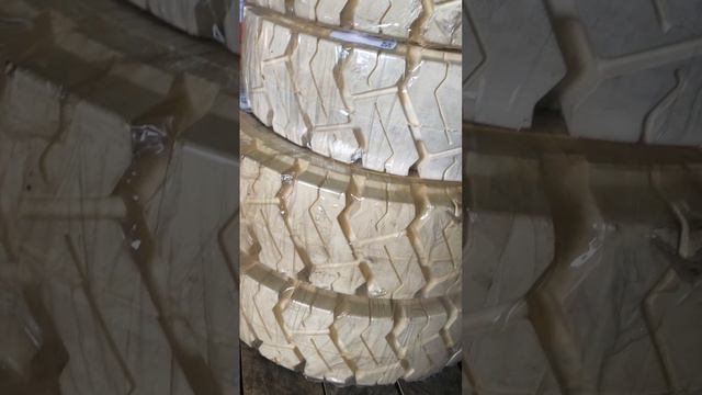 Белые шины что бы не оставлять следов на складском покрытии смотреть онлайн