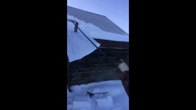 Как убрать снег с крыши, или самый лучший инструмент для уборки снегас крыши частного дома!!!!! смотреть онлайн