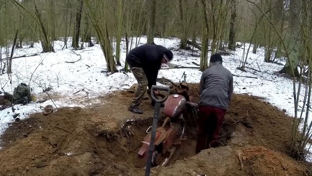 В лесу раскопали мотоцикл Jawa 360/In the forest unearthed motorcycle смотреть онлайн