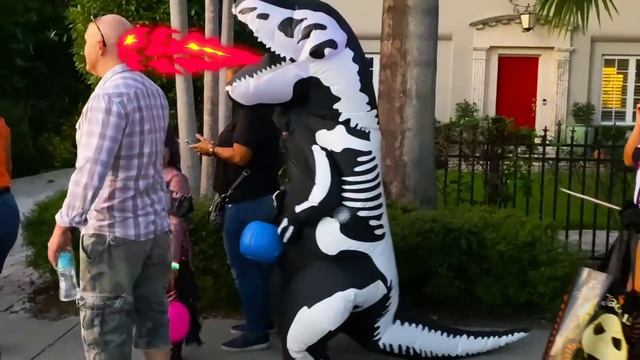 Настя собирает сладости с друзьями на Хеллоуин. смотреть онлайн