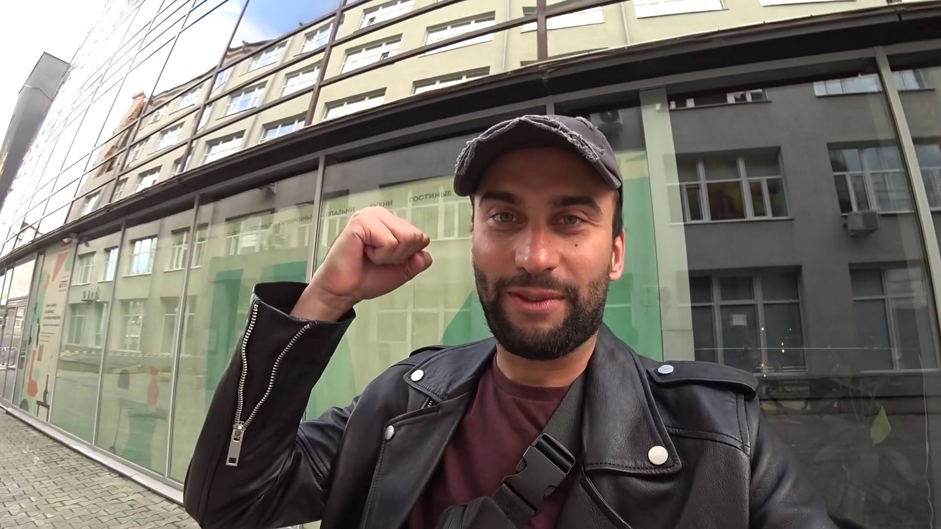 Куда старушки по утрам ездят в транспорте. Real Video