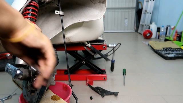 Vespa GTS steering bearing replacement (change) How to replace Vespa GTS steering bearing: manual смотреть онлайн