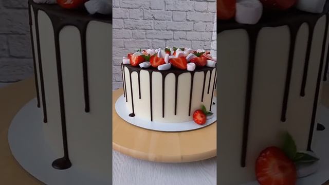 Торт с декором из клубники и маршмеллоу ?? смотреть онлайн