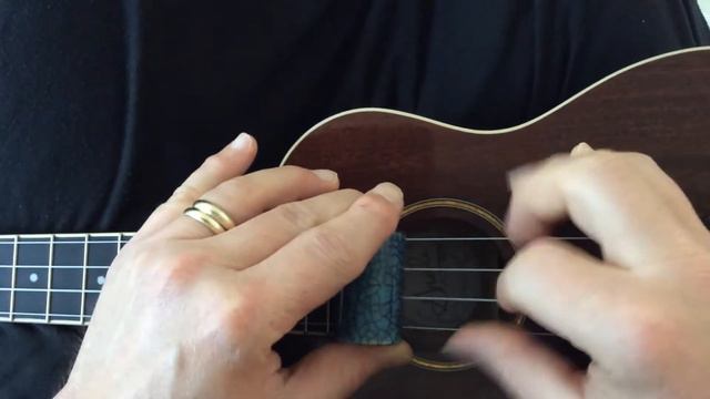 Fingerpicking a Fender Grace Signature Ukulele with a ceramic slide смотреть онлайн