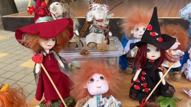 ВЫШЛА НА ЯРМАРКУ С ВЯЗАНЫМИ ИГРУШКАМИ | ЯРМАРКА В ДЕТСКОМ ПАРКЕ | СМОТРИМ РАБОТЫ ДРУГИХ МАСТЕРОВ смотреть онлайн