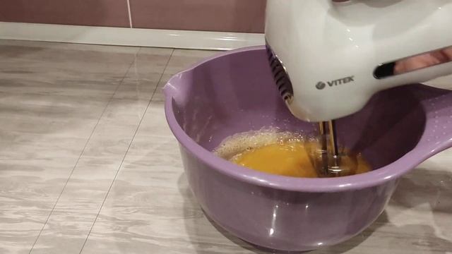Тест взбивания яиц миксером Vitek VT-1495 смотреть онлайн