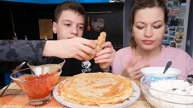 МУКБАНГ РУССКИЕ БЛИНЫ с КРАСНОЙ ИКРОЙ/MUKBANG RUSSIAN PANCAKES with RED CAVIAR смотреть онлайн