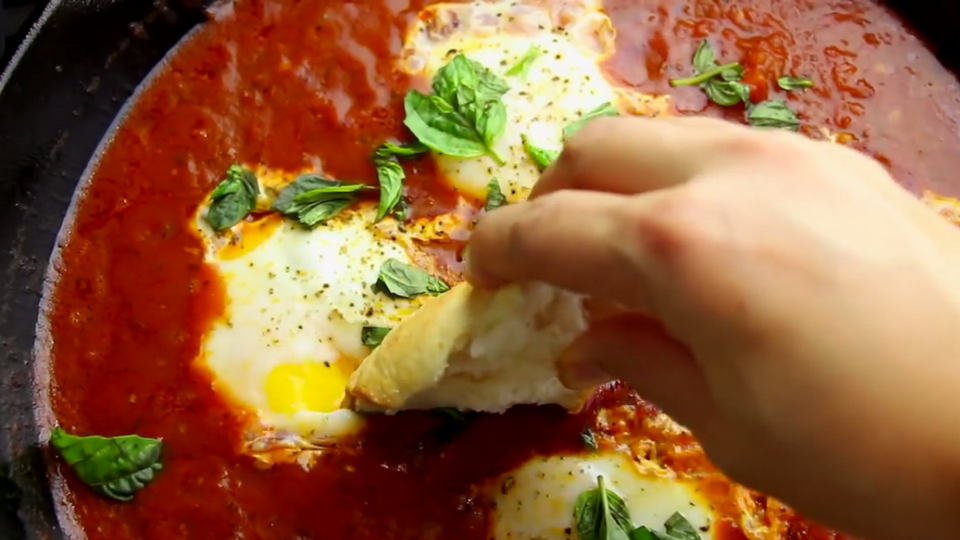 Рецепт за 1 минуту | Яйца в остром томатном соусе смотреть онлайн