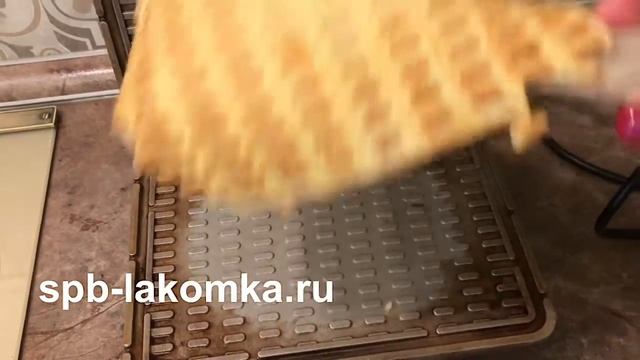 Посмотрите, как легко снять готовые вафли с поверхности жарочной плиты вафельницы Лакомка.?? смотреть онлайн