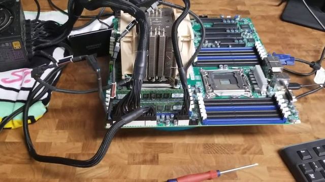 Supermicro X9DR3-LN4F+ first boot with E5-2609 Xeon cpu смотреть онлайн