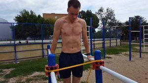 Тренировка на брусьях с резинкой. Спортсмен со двора.
