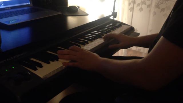 Сосед играет на синтезаторе